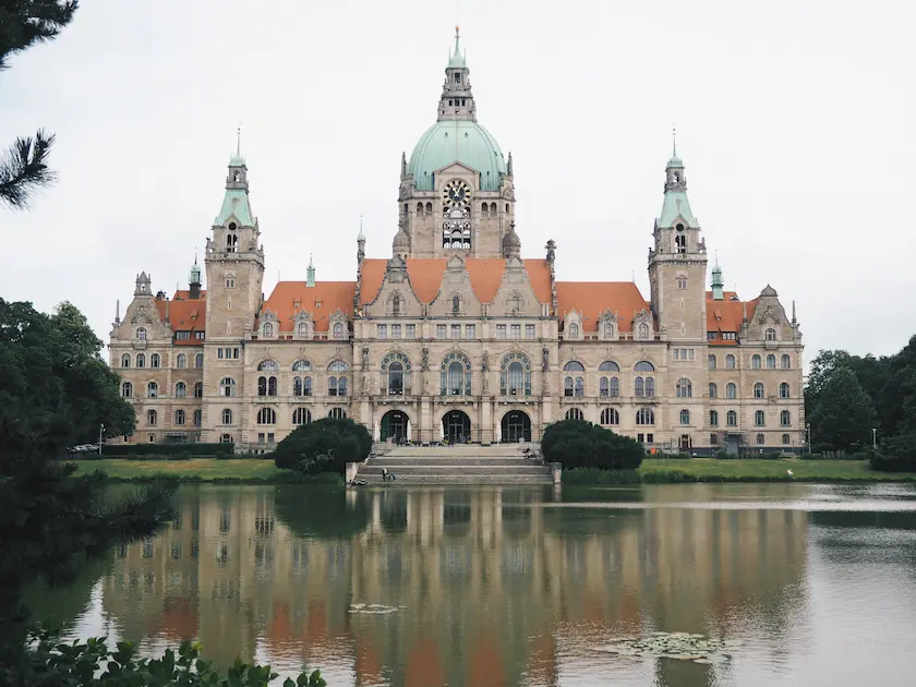Ein Bild von Hannover ist überlagert mit dem Text „Hannover“