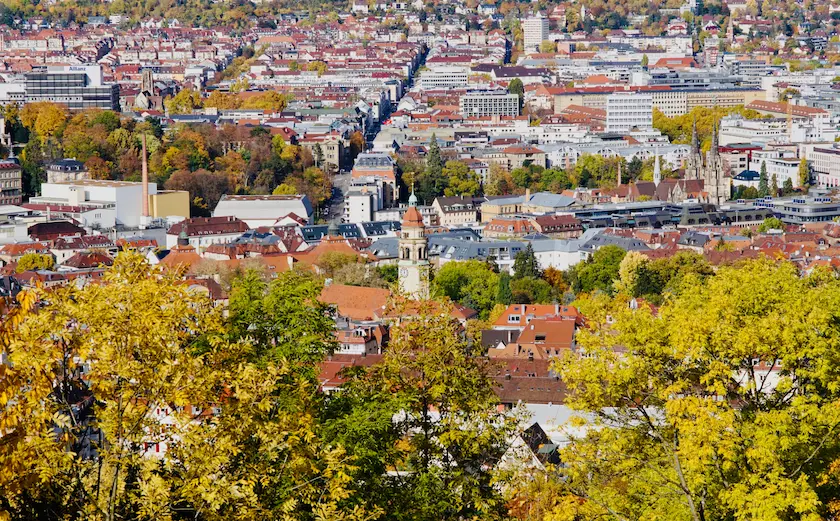 Ein Bild von Stuttgart ist überlagert mit dem Text „Stuttgart“