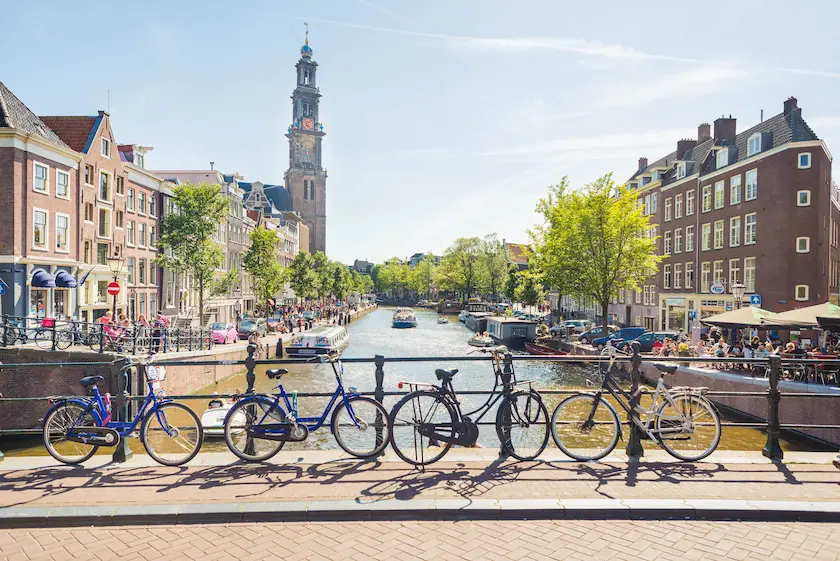 Ein Bild von Amsterdam ist überlagert mit dem Text „Amsterdam“